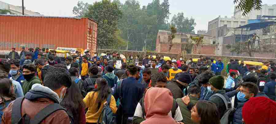 AKTU Students Claim Covid-19 Norms Flouted During Offline